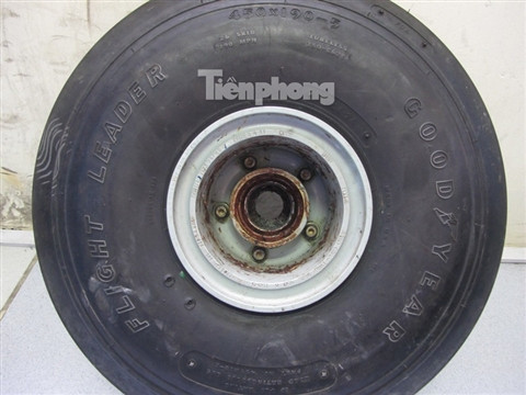 Chiếc lốp máy bay được tìm thấy vẫn còn nguyên vẹn. Ảnh: Tiền Phong.