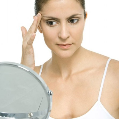 Xạm da/Biến đổi lạ trong sắc tố da. Một dấu hiệu lạ khác của việc mang thai đó là sự thay đổi đột ngột ở da bạn. Xuất hiện nhiều vùng da bị xạm, trên mặt và toàn bộ cơ thể. Nguyên nhân là do sự gia tăng tạm thời của hắc tố melanin, thỉnh thoảng xảy ra khi bạn mang thai. Bạn sẽ có thể nhận thấy những vết tàn nhang, nốt ruồi hoặc sẹo có mầu sẫm hơn. Đừng lo lắng, những biệu hiện lạ này sẽ biến mất sau một vài tuần sau khi sinh. Tuy nhiên cần phải che tránh cẩn thận khi đi ra nắng để tránh làm tình hình trở nên trầm trọng hơn.