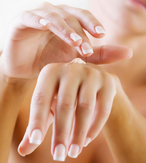 Nổi nhiều gân xanh, tím. Nếu bạn tự nhiên phát hiện mình bị nổi nhiều gân ở chân, tay hoặc ở ngực, đó cũng có thể là một triệu chứng của việc có thai. Giãn tĩnh mạch có nguyên nhân từ việc gia tăng lưu lượng máu trong cơ thể bạn. Đừng lo, đó chỉ là dấu hiệu tạm thời và sẽ sớm biến mất sau khi sinh.