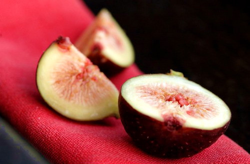 Quả sung. Qủa sung chứa Pectin, một chất xơ hòa tan có lợi cho hệ tiêu hóa. Chất xơ hòa tan này giúp thanh toán bù trừ các cholesterol tích tụ trong cơ thể. Sung tươi có chứa 2g chất xơ mỗi quả, và 1/2 chén sung khô chứa 5,4g. Hầu hết phụ nữ cần 25g chất xơ mỗi ngày, còn nam giới cần 38g một ngày. Ngoài ra, sung còn gây cảm giác chán ăn, khiến bạn ăn thức ăn không thấy ngon, do đó có thể áp dụng cách giảm cân bằng cách ăn sung trước bữa ăn.