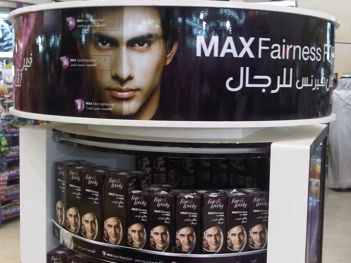 Loại kem tắm trắng có tác dụng mạnh này dành riêng cho nam giới với bao bì quảng cáo hấp dẫn khách hàng.