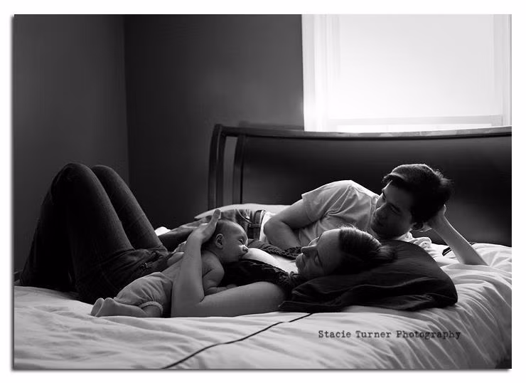 Cả gia đình hạnh phúc ngắm nhìn thiên thần đáng yêu đang bú mẹ.