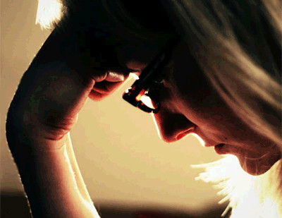 Trán nặng nề. Nếu bạn tiêm botox quá liều lên trán (đặc biệt là các cơ trán) thì sẽ cảm thấy phía trán rất nặng nề. Trán của bạn sẽ sụp xuống cùng với lông mày.