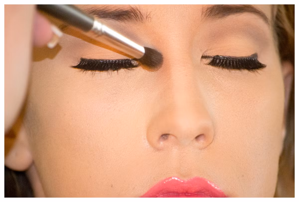 Lưu ý đánh phần tone tối dọc 2 bên sống mũi phải bắt đầu từ chân mày và kéo xuống sống mũi.