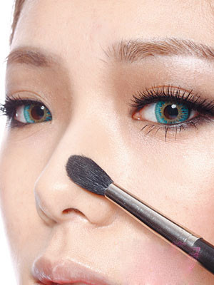 Hầu hết vị trí mũi sẽ đỏ hơn các vùng da khác, do đó bạn không nên chọn màu kem che khuyết điểm quá sáng, hãy chọn màu gần với màu da của bạn nhất.