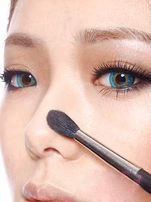 Hầu hết vị trí mũi sẽ đỏ hơn các vùng da khác, do đó bạn không nên chọn màu kem che khuyết điểm quá sáng, hãy chọn màu gần với màu da của bạn nhất.