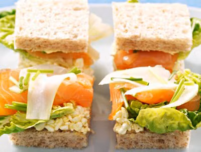 Ăn nhiều bữa nhỏ. Để không còn cảm giác buồn nôn, nhiều thai phụ lại chọn cách liên tục ăn những bữa ăn nhỏ. Đây cũng là phương pháp giảm ốm nghén khá hiệu quả. Tuy nhiên, bạn nên có kế hoạch ăn uống hợp lí, không để tình trạng ăn quá nhiều vượt tầm kiểm soát.