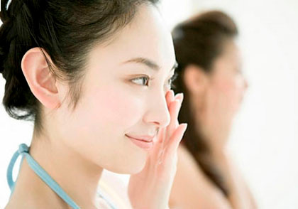 Cân bằng độ pH của làn da. Bia thực sự giúp cân bằng độ pH cho làn da của bạn rất hiệu quả. Nếu độ pH của làn da của bạn không được duy trì hợp lý thì nó có thể gây ra rất nhiều vấn đề như da khô hoặc da dầu. Trộn 1 thìa bia, 1 thìa sữa chua không đường, 1 thìa dầu ô liu và 1 lòng trắng trứng. Trộn đều các nguyên liệu để tạo thành hỗn hợp có độ kết dính vừa phải. Thoa lên mặt và để trong 15 phút. Rửa mặt sạch với nước ấm sau đó vỗ nhẹ lại với nước lạnh.