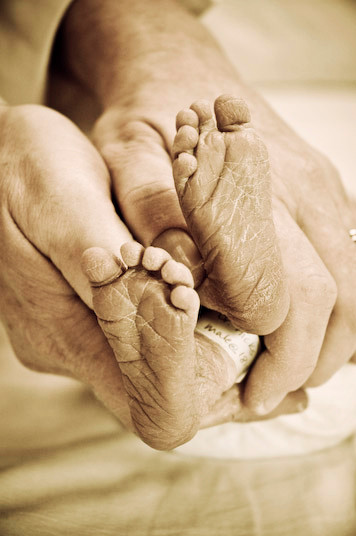 Tất cả mọi người đều thích thú khi ngắm nhìn đôi chân em bé mời chào đời.