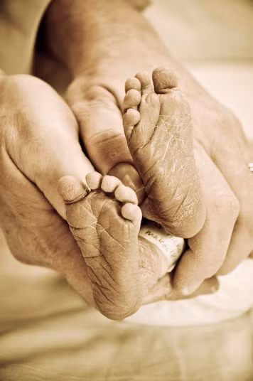 Tất cả mọi người đều thích thú khi ngắm nhìn đôi chân em bé mời chào đời.