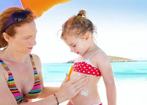 Kem chống nắng. Mẹ nên dùng kem chống nắng dành cho trẻ em để có thể bảo vệ được làn da nhạy cảm của bé. Tránh để bé tiếp xúc trực tiếp với ánh sáng mặt trời, ngay cả khi bạn đã bôi kem chống nắng cho bé.