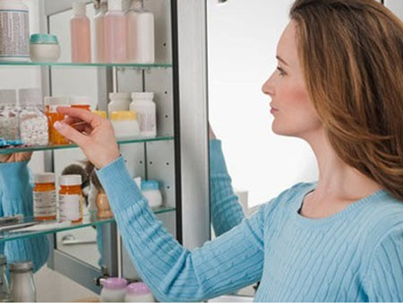 Bộ sơ cứu vết thương. Bất kì một tai nạn nhỏ nào cũng có thể xảy ra đối với bé. Bởi thế bạn cần chuẩn bị một bộ sơ cứu vết thương, bao gồm băng sát trùng, gạc, bông…