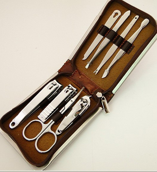 Bộ cắt móng tay móng chân. Móng tay và móng chân của bé cực kì mỏng manh và cũng phát triển rất nhanh. Vì thế mẹ nên chú ý cắt móng tay móng chân cho bé thật thường xuyên để giữ an toàn cho bé nhé! Nếu như bạn lo sợ rằng sẽ làm bé bị thương khi cắt móng cho bé thì bạn có thể dùng chiếc giũa móng hoặc có thể chờ cho tới lúc bé ngủ.