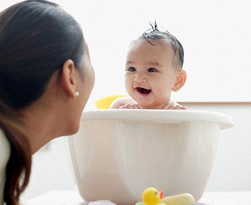 Dầu gội không cay mắt. Những loại dầu gội không cay mắt và mềm mại sẽ là sự lựa chọn tốt nhất dành cho bé yêu của bạn. Hiện nay trên thị trường cũng có những bộ sản phẩm vừa dùng để làm sữa tắm, vừa có thể dùng làm dầu gội. Các mẹ có thể tìm hiểu trên thị trường để biết thêm chi tiết.