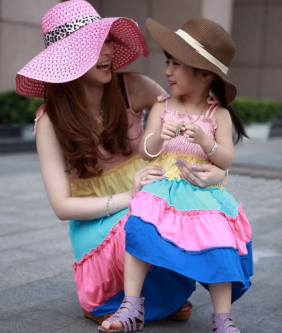 Maxxi cotton với những ô màu tươi sáng rất thích hợp cho cả mẹ và bé, với trang phục này hai mẹ con có thể dạo phố ngày cuối tuần hay diện đi biển đều phù hợp.