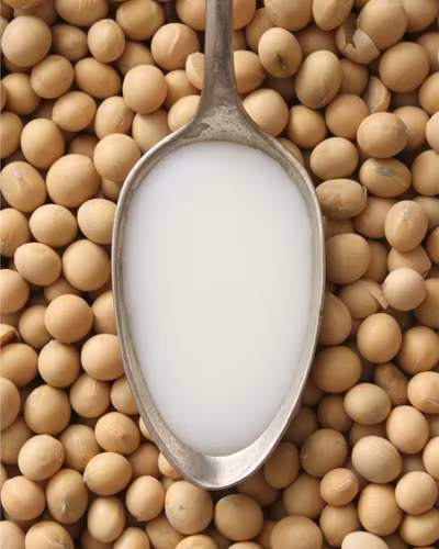 Đậu phụ và đậu nành. Hãy tăng cường chế độ ăn nhiều đậu nành(Sữa đậu nành, phô-mai đậu nành và các sản phẩm làm từ đậu nành khác có chứa genistein - một hợp chất giúp sản xuất collagen và chống lại quá trình lão hóa da) để có thể giúp làn da giữ được việc sản xuất collagen như bình thường.