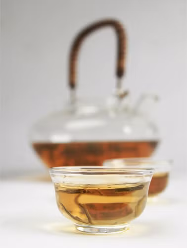 Trà trắng. Theo nghiên cứu được tiến hành bởi Đại học Kingston, trà trắng có thể bảo vệ các protein trong cấu trúc của da, đặc biệt là collagen.