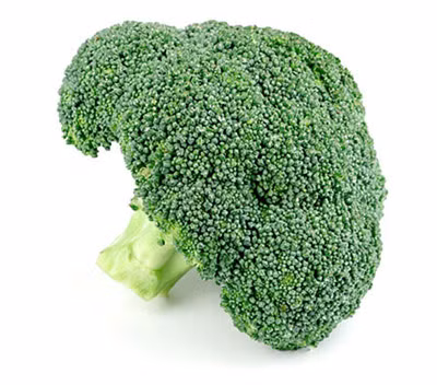 Rau có màu xanh đậm. Các loại rau có lá màu xanh đậm được biết đến với sự giàu dinh dưỡng. Khi sử dụng các loại rau này hằng ngày, các tác nhân trong chúng giúp cho quá trình sản xuất collagen xảy ra nhanh hơn. Các loại rau điển hình mà chúng ta có thể sử dụng như cải pó xôi, măng tây và bông cải xanh. Các loại rau này không những giúp sản xuất collagen, chúng còn giúp cơ thể sử dụng collagen hiệu quả hơn.