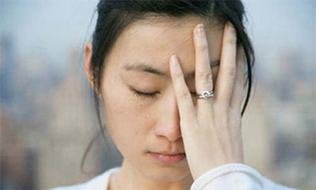 Bạn cảm thấy trống rỗng, cáu kỉnh, bồn chồn, hoặc thiếu sức sống khi không có người ấy bên cạnh.