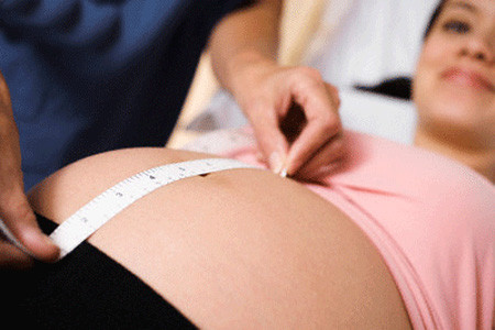 Thăm khám sức khỏe đều đặn. Nên đi khám bác sĩ và chăm sóc thai nhi ngay khi biết mình vừa có thai. Việc thăm khám bác sĩ định kỳ trong suốt thời gian mang thai là điều nên làm. Bác sĩ sẽ cho bạn lời khuyên trong từng giai đoạn nhất định.