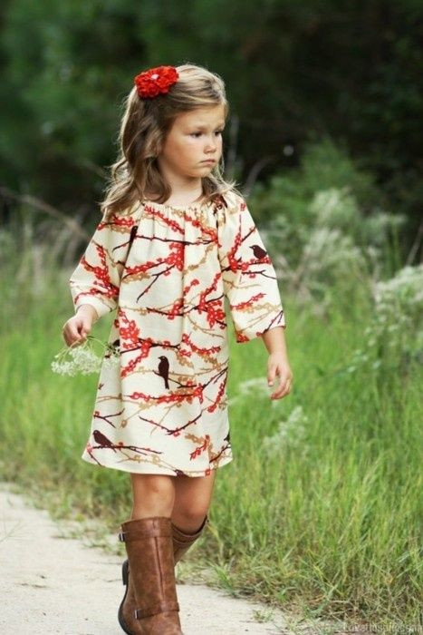 Vào thu, mẹ nên chọn váy có in nhiều hoa cho bé với tông màu ấm áp, nhẹ nhàng cùng chất liệu thun cotton…