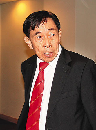 Bà Lâm Kính Phương, 71 tuổi, ở Hong Kong chết vì sốc thuốc gây mê trong quá trình hút mỡ để làm đẹp. Vụ án xảy ra vào tháng 8/2003 nhưng đến năm 2009 mới bị khui ra và bác sĩ thẩm mỹ Lý Hoằng Bang bị buộc tội gây ra cái chết của bệnh nhân. Ông Lý bị cáo buộc tiến hành phẫu thuật hút mỡ khi không thông thạo các kỹ năng gây mê và cấp cứu. Ngoài ra, ông cũng không giám sát tình trạng bệnh nhân trong quá trình phẫu thuật, lại không có đủ thiết bị y tế cho một ca hút mỡ.