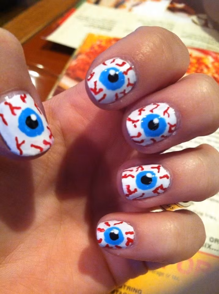 Màu nail mắt kinh dị thường được nhiều bạn trẻ yêu thích.