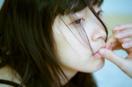 Bạn liên tục bào chữa cho hành vi tồi tệ của người yêu bằng cách biện minh cho những việc anh ta làm. Chẳng hạn anh ta tát bạn một bạt tai, bạn đau đớn nhưng lại tự nhủ "Anh ấy không thường như thế này", hoặc "Anh ấy đã chịu rất nhiều căng thẳng gần đây," hay "Tất cả chỉ vì anh có một tuổi thơ không yên ả".