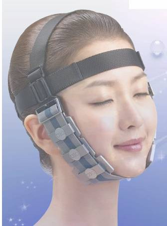 Sau khi phẫu thuật xong, bạn phải ép mặt bằng băng ép chuyên dụng, ép liên tục trong suốt 1 tuần đầu.