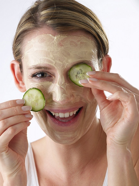 Bí quyết chăm sóc da mắt của phụ nữ Tây Ban Nha. Bạn vẫn thường dùng những lát cắt dưa chuột để chữa trị vùng da thâm quầng dưới mắt. Đây là biện pháp thông dụng nhất. Tuy nhiên, phụ nữ Tây Ban Nha còn có một bí quyết khác hiệu nghiệm hơn. Đó là sử dụng lát cắt mỏng khoai tây. Đặt lát cắt lên mắt khoảng 10 phút, bạn sẽ thấy vùng da quầng thâm dưới mắt mờ đi. Khoai tây có tác dụng làm sáng da rất hiệu quả.