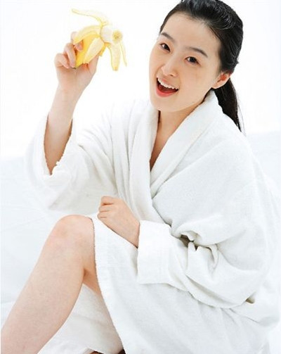 Jamaica: Chuối không chỉ là thực phẩm tốt cho sức khỏe, vỏ chuối cũng rất có ích. Vỏ chuối chứa một lượng a-xit béo được dùng như lotion dưỡng da. Ở Jamaica, chuối là một loại nông sản cực kỳ quan trọng. Những cô gái nước này làm đẹp bằng cách xoa vỏ chuối vào mặt để làm mềm và tránh các tác hại của ánh nắng mặt trời. Với những vùng da bị cháy nắng, vỏ chuối cũng giúp làm dịu da.