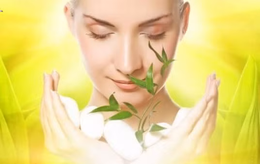 Đài Loan: Những cô gái tuổi dậy thì ở nước này không những uống nhiều nước trà, mà họ còn đắp trà lên những vùng bị cháy nắng. A-xit tannic làm giảm đau và sưng.