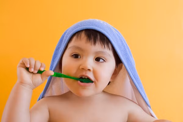 Ít quan tâm chăm sóc răng miệng cho con. Nhiều bà mẹ vẫn chỉ nghĩ đến việc cho con đánh răng khi răng sữa của bé đã mọc đủ. Làm như vậy là thiếu khoa học bởi muốn ngăn ngừa hiện tượng sâu răng cho bé, cần vệ sinh răng miệng cho bé hàng ngày ngay từ khi lọt lòng, sau 1 tuổi khi bé đã mọc răng sữa cần tập cho bé đánh răng trước khi đi ngủ.