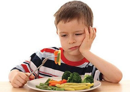 Không tập cho trẻ ăn rau. Không tập thói quen ăn rau xanh từ nhỏ, đến khi lớn lên trẻ thường không thích ăn rau, dẫn đến thiếu các dinh dưỡng, sinh tố thiết yếu từ rau củ quả, ảnh hưởng đến sự phát triển thể chất.