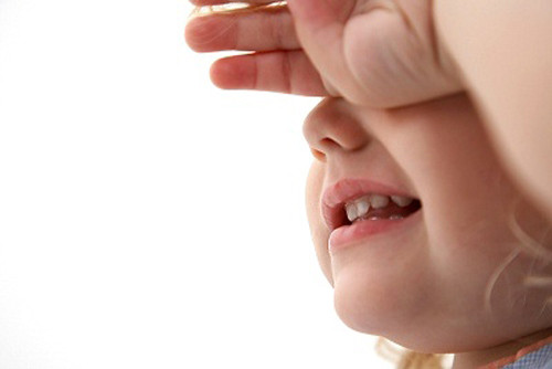 Không sửa tật hay dụi mắt, móc mũi của trẻ. Trên bàn tay của chúng ta thường có vi khuẩn và trứng ký sinh trùng, đặc biệt là khi đến chốn công cộng. Do đó nếu dụi tay lên mắt, hoặc dùng tay móc mũi dễ dẫn đến nhiễm trùng và viêm mắt, mũi. Thay vào đó nên tập cho các em thói quen rửa mắt, mũi bằng nước sạch khi vệ sinh thân thể.