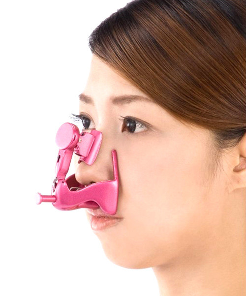 Máy điều chỉnh - massage mũi. Thêm một niềm vui nữa với những ai đang mong ước một chiếc mũi thanh tú là chiếc máy điều chỉnh và massage mũi. Bạn chỉ cần lắp chiếc máy vừa khít với mũi của mình, bật công tắc lên và chiếc máy sẽ thực hiện những “màn ảo thuật” đáng kinh ngạc với chiếc mũi của bạn. Với những rung động nhẹ nhàng và đặc biệt chỉ tốn 3 phút mỗi ngày bạn sẽ có được một chiếc mũi cao hơn và săn chắc hơn.