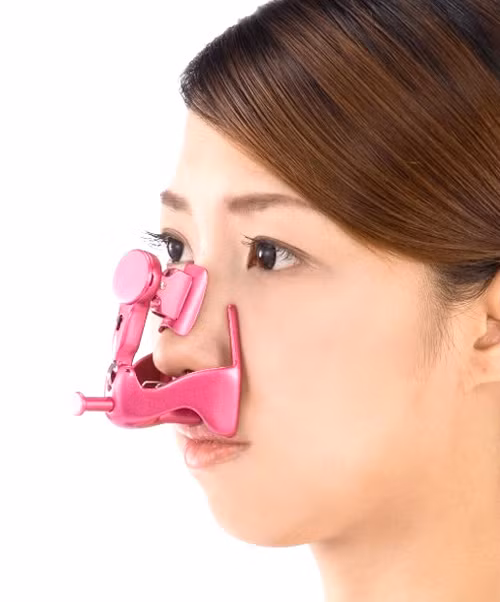 Máy điều chỉnh - massage mũi. Thêm một niềm vui nữa với những ai đang mong ước một chiếc mũi thanh tú là chiếc máy điều chỉnh và massage mũi. Bạn chỉ cần lắp chiếc máy vừa khít với mũi của mình, bật công tắc lên và chiếc máy sẽ thực hiện những “màn ảo thuật” đáng kinh ngạc với chiếc mũi của bạn. Với những rung động nhẹ nhàng và đặc biệt chỉ tốn 3 phút mỗi ngày bạn sẽ có được một chiếc mũi cao hơn và săn chắc hơn.