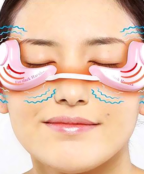 Máy chống lão hóa da. Chiếc máy chống lão hóa da vùng mắt sẽ là một trợ thủ đắc lực cho bạn trong công cuộc tìm kiếm những điều mới lạ để duy trì vẻ đẹp tự nhiên trên khuôn mặt. Bạn chỉ cần nằm xuống, lắp máy vào vùng mắt và để cho nó tự thực hiện công việc của mình. Chiếc máy chạy bằng pin với chế độ rung nhẹ nhàng sẽ massage cho vùng mắt của bạn và giúp bạn chống lại việc cấu thành bọng mắt và việc bị chùng, chảy xệ da vùng mắt mà tuổi tác mang lại.