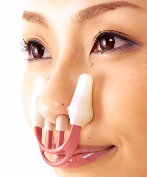 Kẹp mũi cao. Bạn luôn cảm thấy phiền lòng vì chiếc mũi không thanh tú của mình? Nhưng bạn lại ngại phải tiến hành phẫu thuật cắt ghép 1 miếng silicon để đưa vào mũi khiến mũi bạn cao hơn? Chiếc kẹp mũi thẳng của người Nhật là một trong nhưng phát minh hàng đầu giúp bạn có được một chiếc mũi cao như mong ước bấy lâu mà không phải chi quá nhiều tiền khi phải làm một cuộc tiểu phẫu.