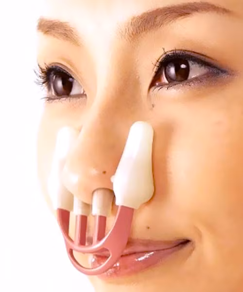 Kẹp mũi cao. Bạn luôn cảm thấy phiền lòng vì chiếc mũi không thanh tú của mình? Nhưng bạn lại ngại phải tiến hành phẫu thuật cắt ghép 1 miếng silicon để đưa vào mũi khiến mũi bạn cao hơn? Chiếc kẹp mũi thẳng của người Nhật là một trong nhưng phát minh hàng đầu giúp bạn có được một chiếc mũi cao như mong ước bấy lâu mà không phải chi quá nhiều tiền khi phải làm một cuộc tiểu phẫu.