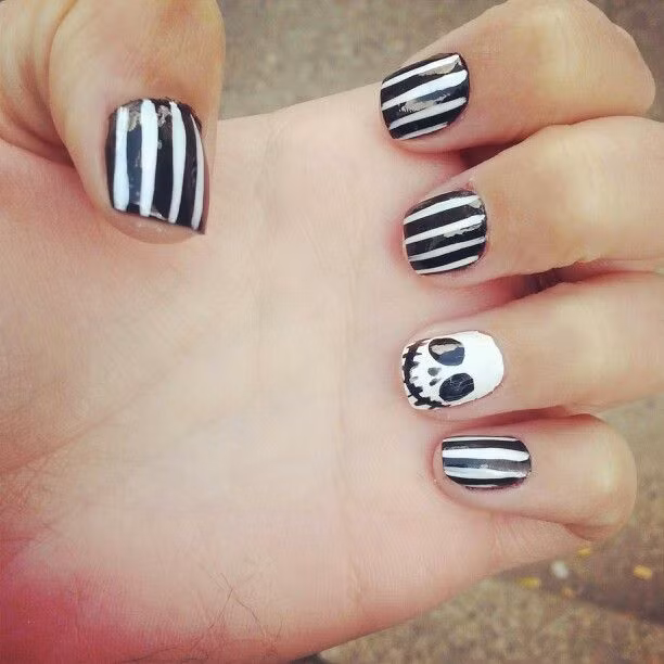 Nail đầu lâu, kẻ đen trắng kỳ quái.