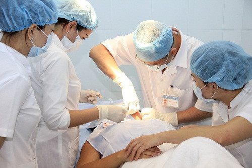 Để tạo má lúm đồng tiền, bác sĩ sẽ rạch một đường mổ nhỏ bên trong niêm mạc má của bạn.