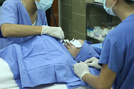 Bạn có thể hoạt động bình thường vào ngày hôm sau. Bác sĩ sẽ yêu cầu bạn uống kháng sinh trong vài ngày đầu sau phẫu thuật cũng như khuyên bạn có một chế độ ăn uống phù hợp.