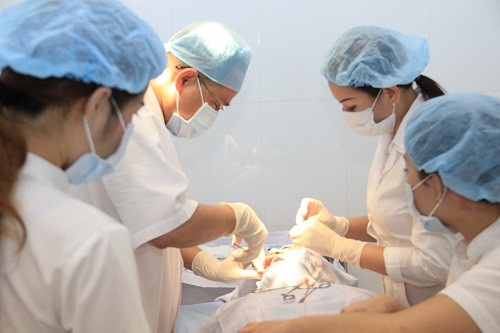 Bạn nên súc rửa miệng đều đặn trong vài ngày với thuốc sát trùng miệng để tránh vết mổ bị nhiễm trùng.