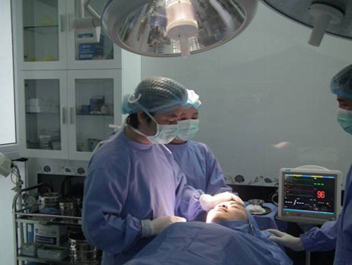 Phẫu thuật được thực hiện từ trong miệng, nên không lộ bất kỳ dấu vết nào ngoài da.