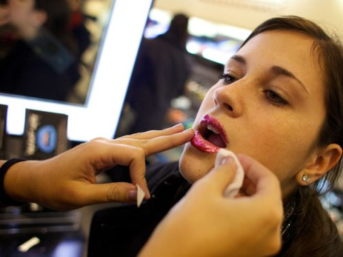 Chưa kịp hãnh diện dài lâu với sự “độc” của môi xinh thì nhiều bạn đã phải nhập viện điều trị vì lý do dị ứng. Biểu hiện chung nhất là vùng môi sử dụng miếng dán xăm sẽ sưng tấy, mẩn đỏ và ngứa.