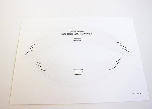 Mặt sau miếng dán xăm môi tạm thời có phần hướng dẫn sử dụng cho các cô nàng mê làm đẹp.