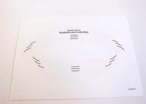 Mặt sau miếng dán xăm môi tạm thời có phần hướng dẫn sử dụng cho các cô nàng mê làm đẹp.