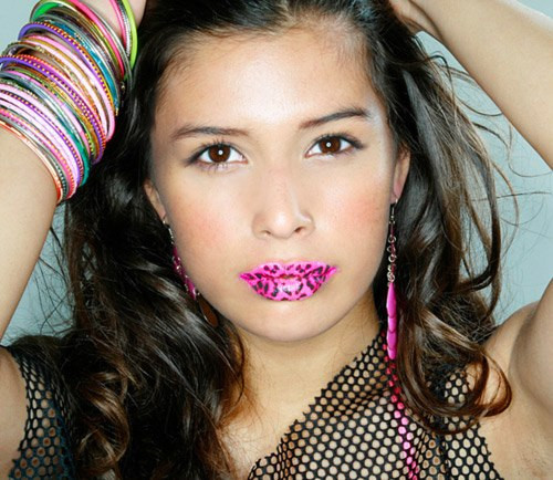 Chỉ với 10.000 -15.000 đồng là các cô nàng mê làm đẹp hoàn toàn có thể biến đôi môi của mình trở thành màu da báo; nửa đỏ, nửa đen hay phát quang trong bóng tối.