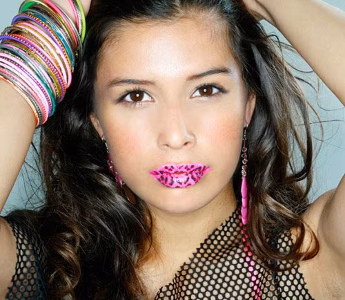 Chỉ với 10.000 -15.000 đồng là các cô nàng mê làm đẹp hoàn toàn có thể biến đôi môi của mình trở thành màu da báo; nửa đỏ, nửa đen hay phát quang trong bóng tối.